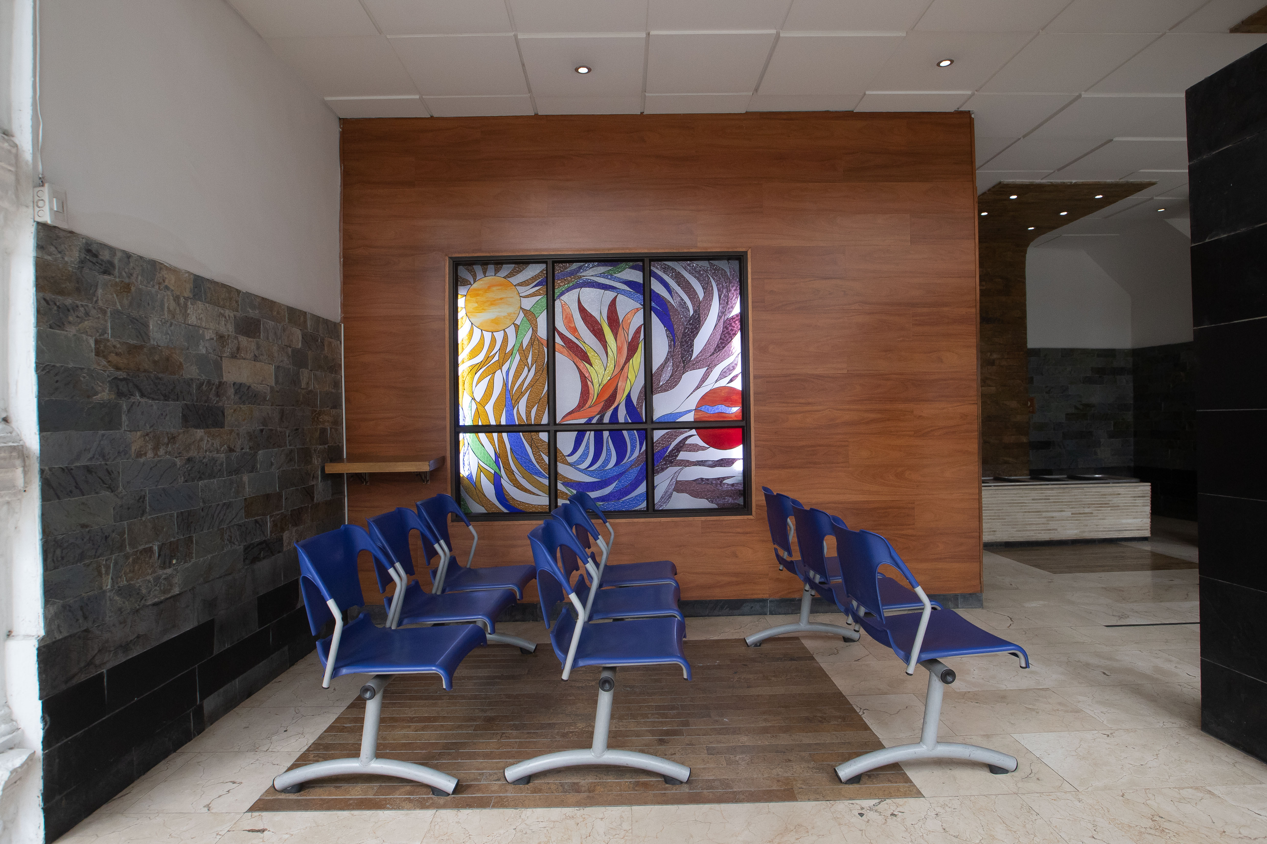 ¿Qué significa la obra artística en el horno crematorio del Cementerio Museo San Pedro?